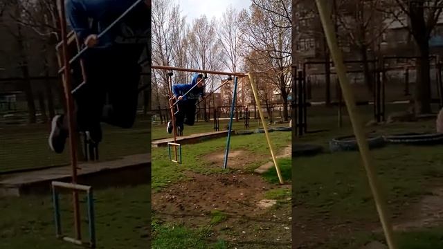 Как качаются на качелях в разных возрастах #tiktok #shorts #rec #mood #жизненно #качели #возраст