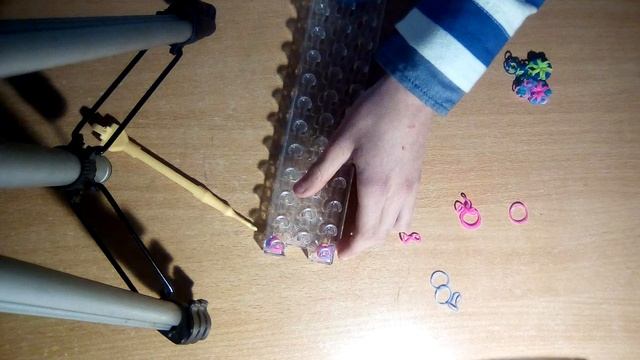 Брелок из резинок для плетения смотреть онлайн