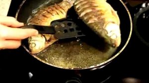 Караси запеченные в сметане с жареным луком