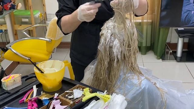Из желтого в платиновый блонд с затемнением корней. Окрашивание в блонд донорских (нарощенных) воло