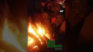 Боец с позывным "Блиц" сыграл песню собственного сочинения, посвященную группировке "Отважные".