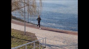 Все бегут бегут бегут, а он стоит.