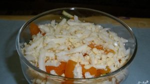 Новогодний салат из красной рыбы с огурцом