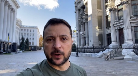 Зеленский записал видео из двора офиса в Киеве смотреть онлайн