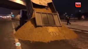 Остановленный для проверки самосвал вывалил песок к ногам сотрудников ДПС