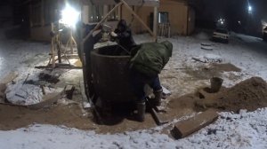 установка вручную большого кольца в колодец