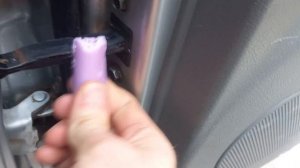 Как убрать СКРИП двери в МАШИНЕ чем смазать