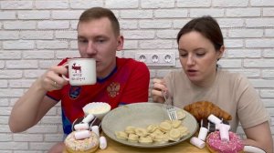 МУКБАНГ ПЕЛЬМЕНИ горячая штучка пончики КРУАССАНЫ ответы на вопросы MUKBANG DUMPLING