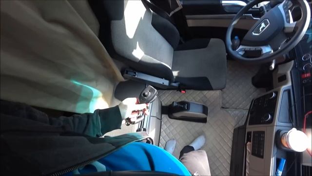 Новые ковры в MAN TGX 18.510 / Ремонт рации / Разговор по душам
