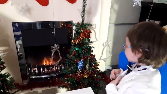 Новогодний Челлендж “Украшаем ёлку». У кого будет красивей ёлка? Милана и Митя М&Мсики. смотреть онлайн