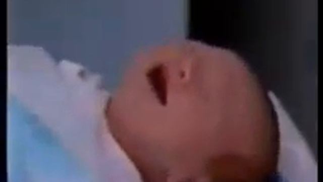 обрезание новорождённым.flv