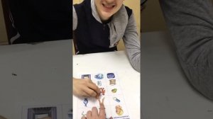 Фрагмент логопедического занятия с учеником с РАС.