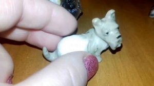 Коллекция маленьких игрушечных собачек.