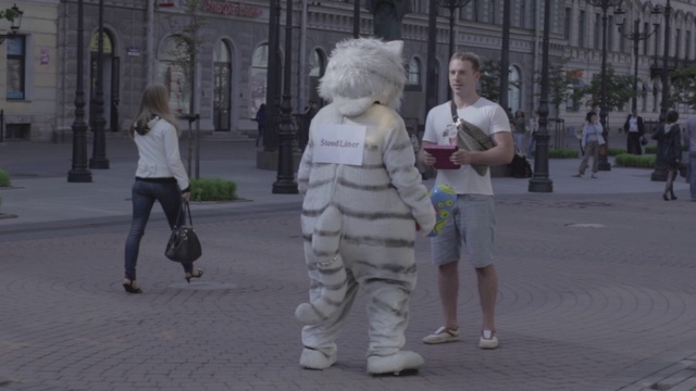 Улица рутуб. Малышева в Нью Йорке. Зебра на Покровке Нижний Новгород. Ростовая кукла на Покровке драка.