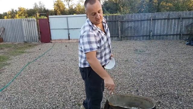 Жареное мясо с картошкой в казане на огне.
