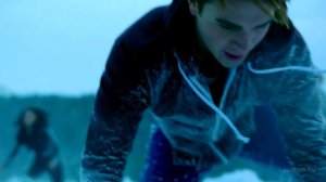 Арчи спасает провалившуюся под лёд Шерил Блоссом .РИВЕРДЭЙЛ -S1E13/HD/LostFilm