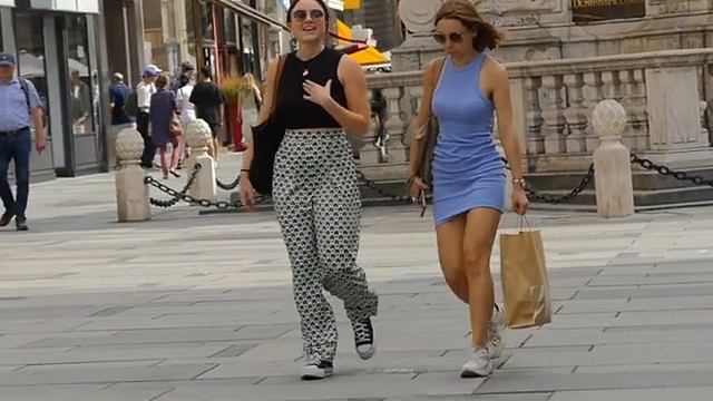 NEUE HERBST TRENDS SEPTEMBER 2023, STREET STYLE VIEENA. смотреть онлайн