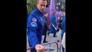 Софья Карпунина проводила мужа Клима Шипенко и Юлию Пересильд в космос...