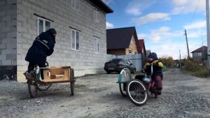Велосипед с боковым прицепом и детский велобайк