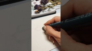 Процесс рисования мелких деталей линером