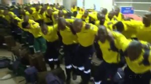 Южноафриканские пожарные поют в аэропорту