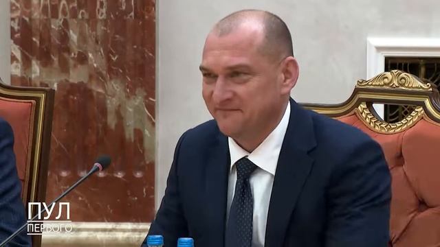 Лукашенко напоил чаем научных работников и разрешил им съесть печенье, потому что они «худенькие». смотреть онлайн