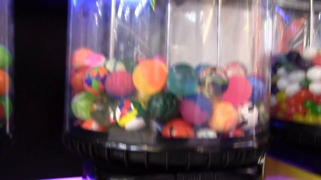 АВТОМАТ С ШАРИКАМИ ПОПРЫГУНЧИКАМИ В ТЦ смотреть онлайн