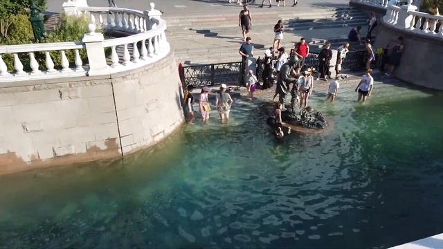 Купаются у Кремля Манежная площадь Фонтанный комплекс в Александровском саду #прогулкапомоскве
