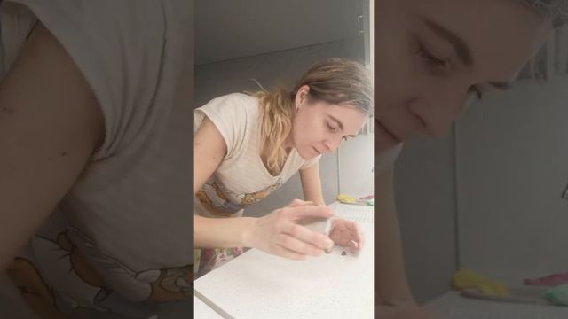 Лайфак: Очищаем кедровые орешки от скорлупы ?