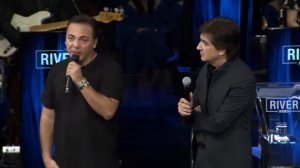 Cristian Castro visita la iglesia de Dante Gebel