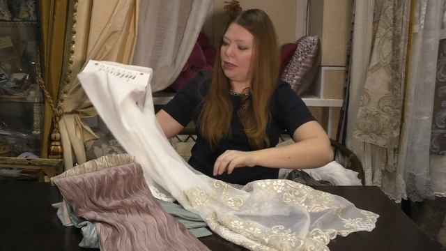 #680. Шторы в золотую спальню с брусничным покрывалом