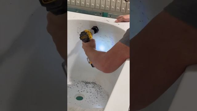 Отверстие в ванне Villeroy & Boch #плиточниккраснодар #плиточныеработы #установкаванны #плиточник смотреть онлайн