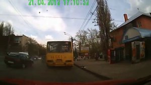 У АВТОБУСА КОЛЕСО ВЗОРВАЛОСЬ