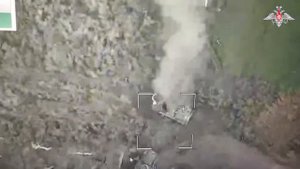 📹Кадры уничтожения «Ланцетом» боевой бронированной машины «Казак» ВСУ в приграничном районе Курской