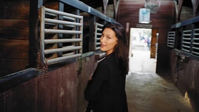 73 Questions With Bella Hadid | Vogue смотреть онлайн