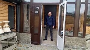 Москитная сетка гармошка на двери,которую не нужно  демонтировать на зиму. Сдвинули в сторону и всё