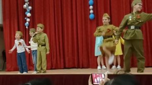 Шоу группа "Цвета детства". Песня "Идёт солдат по улице".
