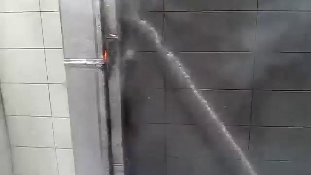 Торговый центр горит в центре Южно-Сахалинска смотреть онлайн