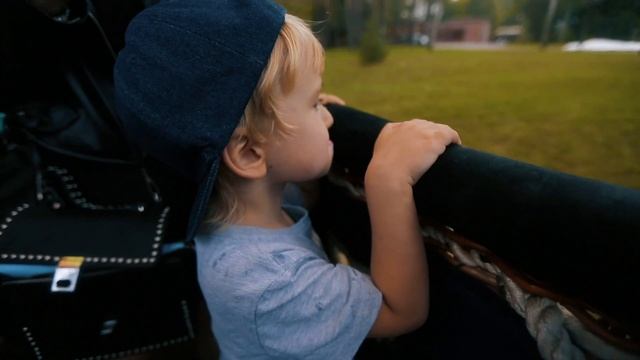 На ВОЗДУШНОМ шаре! Янчик Мальчик и семья! смотреть онлайн