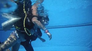 Как Ализе первый раз с аквалангом ныряла.