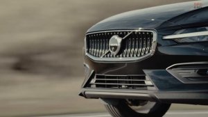 2023 Volvo V60 Cross Country B5 AWD in Onyx Black