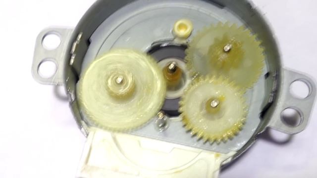 Синхронный двигатель из микроволновки.Что внутри? смотреть онлайн