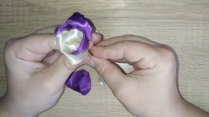 Красивые розы из лент. Розы канзаши. Цветы из лент.