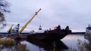 Тверская область. Кран разгружает баржу. Причал Устье реки Топорок.