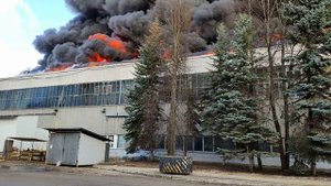 Воробьев взял на контроль ситуацию с пожаром на заводе в Дмитрове