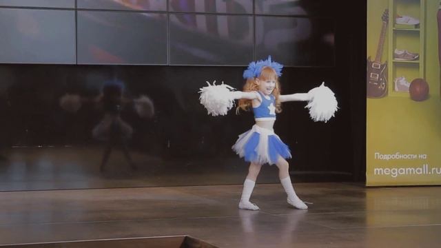 Зажигательный танец девочка 4 года/Incendiary dancing girl 4 years смотреть онлайн