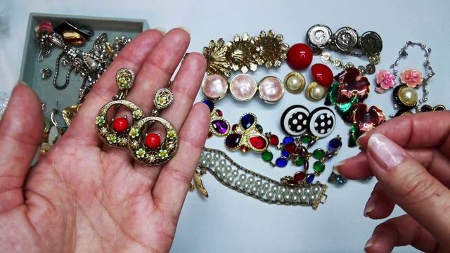 76. Распаковка новой посылки с винтажной бижутерией. Яркие украшения!