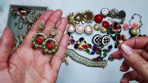 76. Распаковка новой посылки с винтажной бижутерией. Яркие украшения!