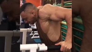 Отжимание на брусьях широким хватом на грудные мышцы