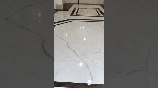 обзор пола из крупноформатной плитки . полы из керамогранита с кантом. смотреть онлайн